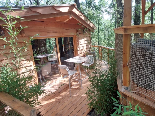 grande cabane perchée dans le Gers