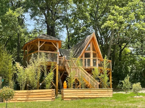 grande cabane perchée dans le Gers